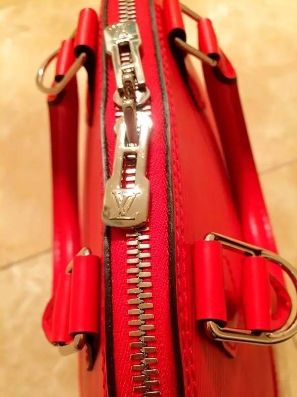 在武汉专柜购买奢侈品包注意脱线变形破皮掉钉！就连LV也...