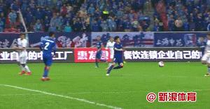 秀飞腿还是秀鞋钉？李建滨恶犯遭曼帅痛斥！何时才能学会成熟？