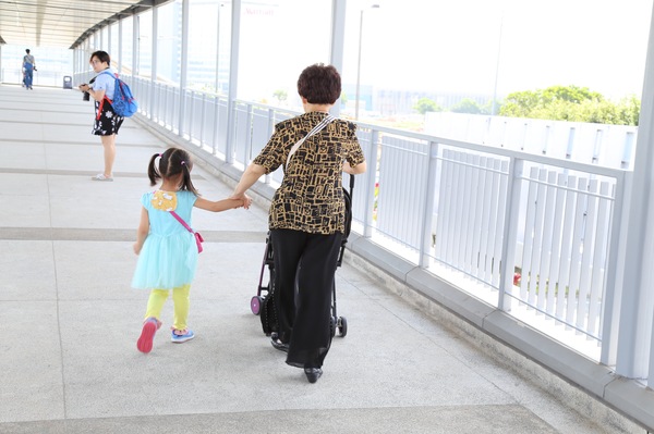 我和家婆关系*跃进大**|游妈妈咪咪嘉年华-港版美赞臣展位