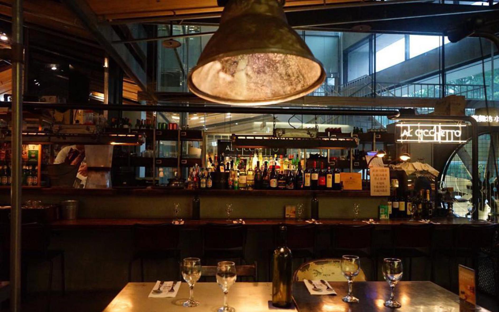 在书店里度过了一个下午,在书店度过美好的时光