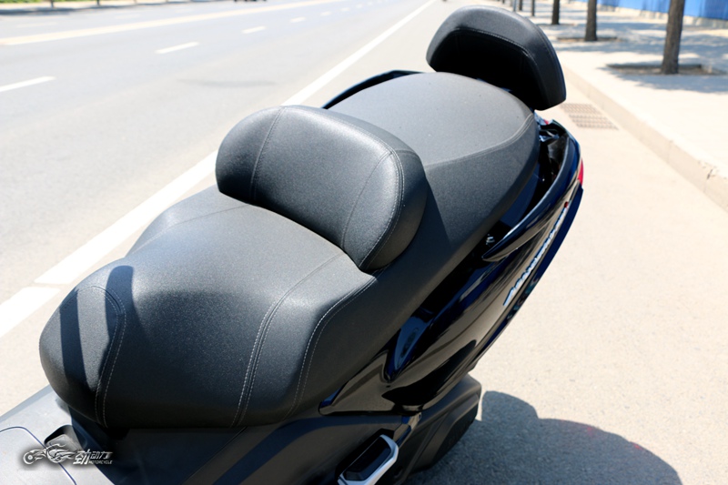 三阳踏板400max最新款,三阳maxsym400与宝马400踏板对比