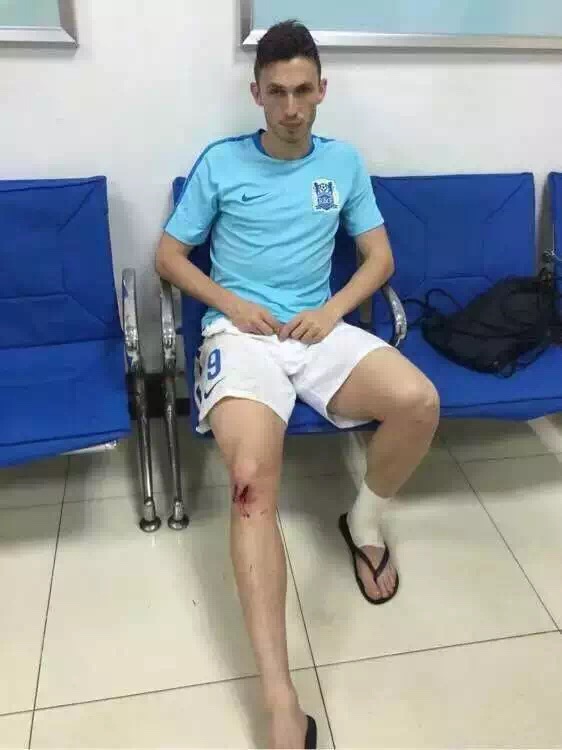 秀飞腿还是秀鞋钉？李建滨恶犯遭曼帅痛斥！何时才能学会成熟？