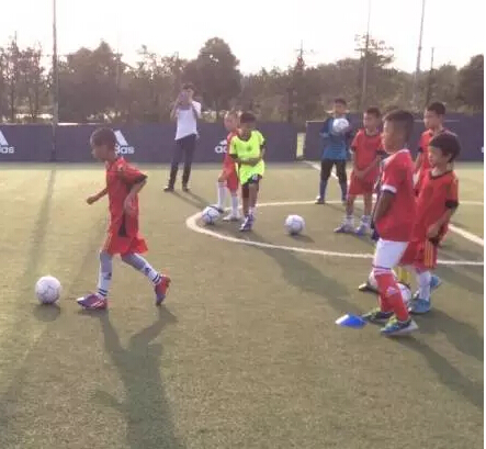 大连银行成都分行邀请你和宝贝体验足球快乐！