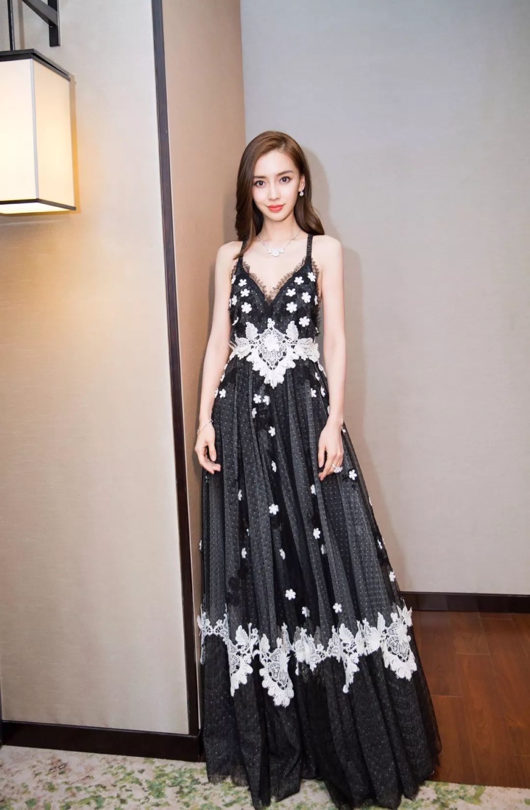 岁末趴体有点多，我该穿什么碾压全场？