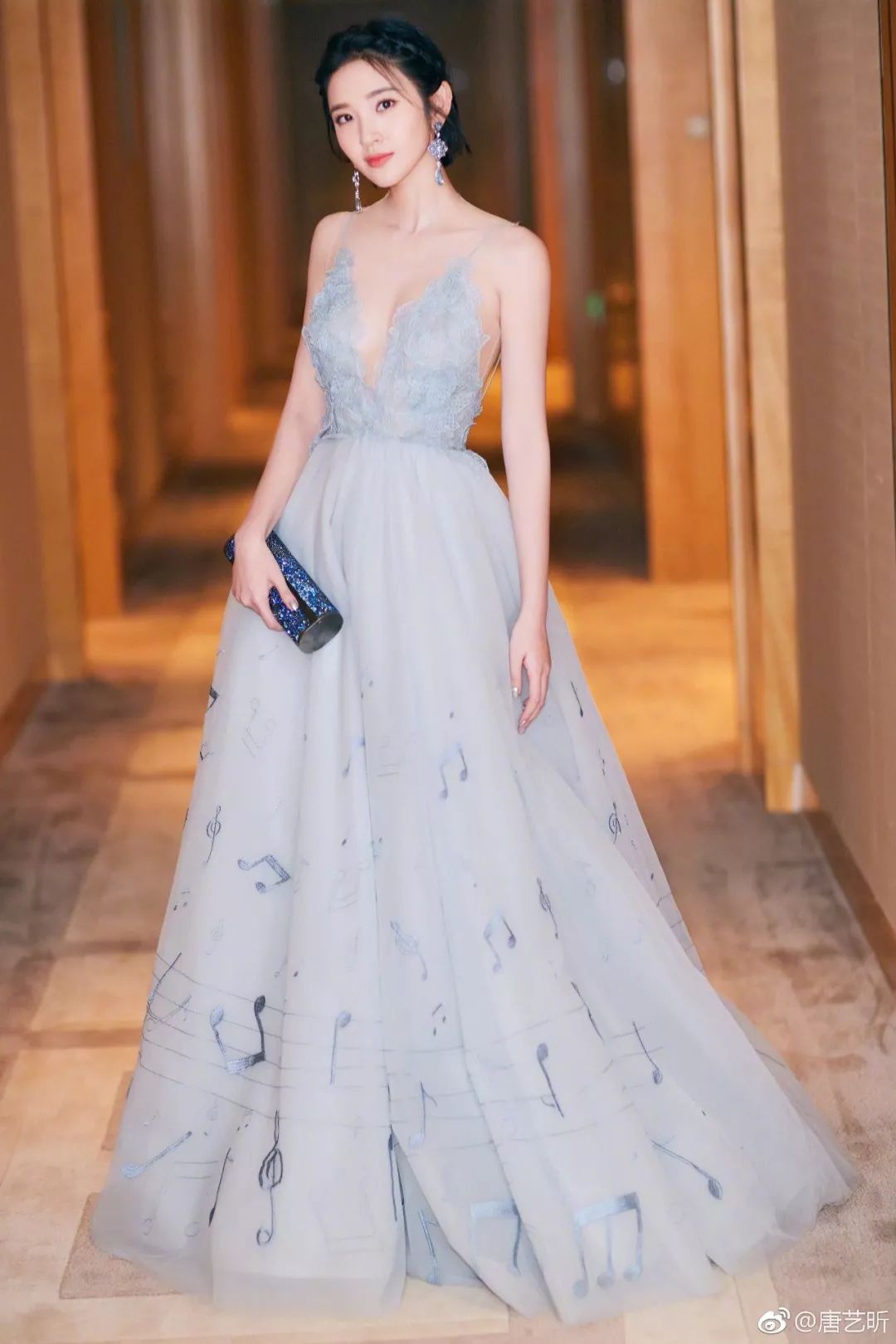 岁末趴体有点多，我该穿什么碾压全场？