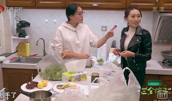 《三个院子》女素人犯花痴,不顾朋友受伤还在与男性聊天!