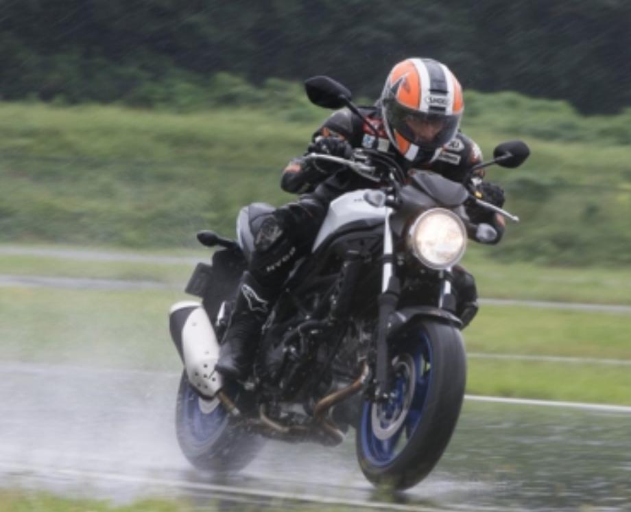 新古典派摩托车铃木SV650X