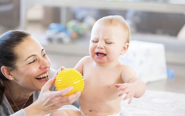 宝宝总是半夜哭醒身子热,婴儿半夜睡觉老是哭是怎么回事啊