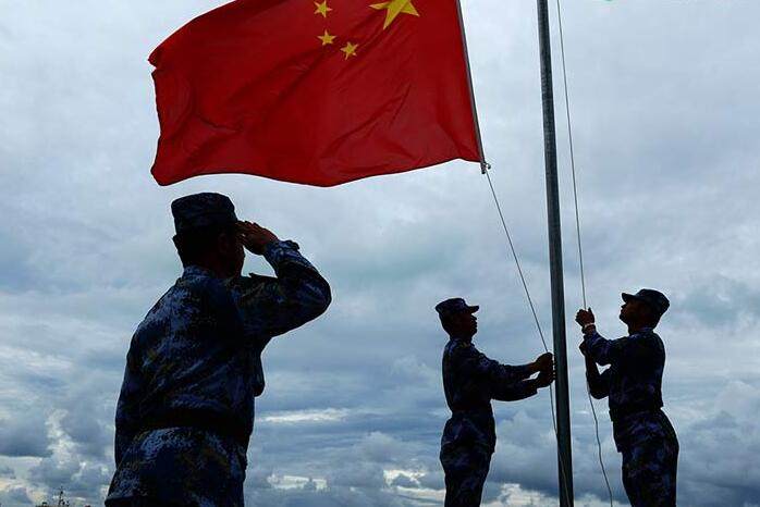 西沙海防一线官兵看升旗,南海国门第一哨