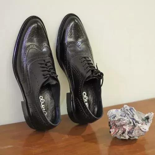 雨天皮鞋湿了怎么补救,皮鞋雨天进雨水后该怎么处理