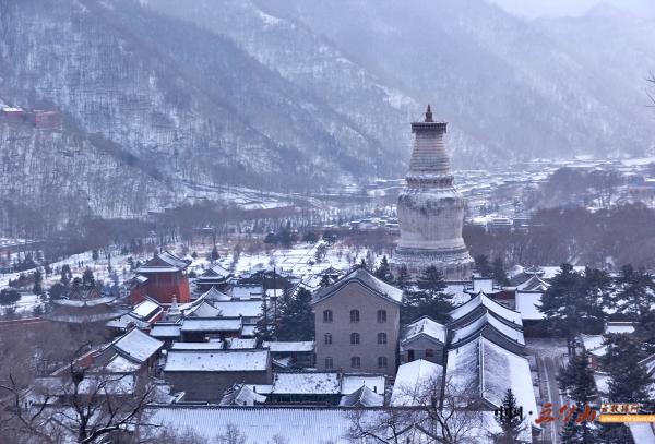 金都山庄：凌冽风中清积雪，地冻天冷情却暖