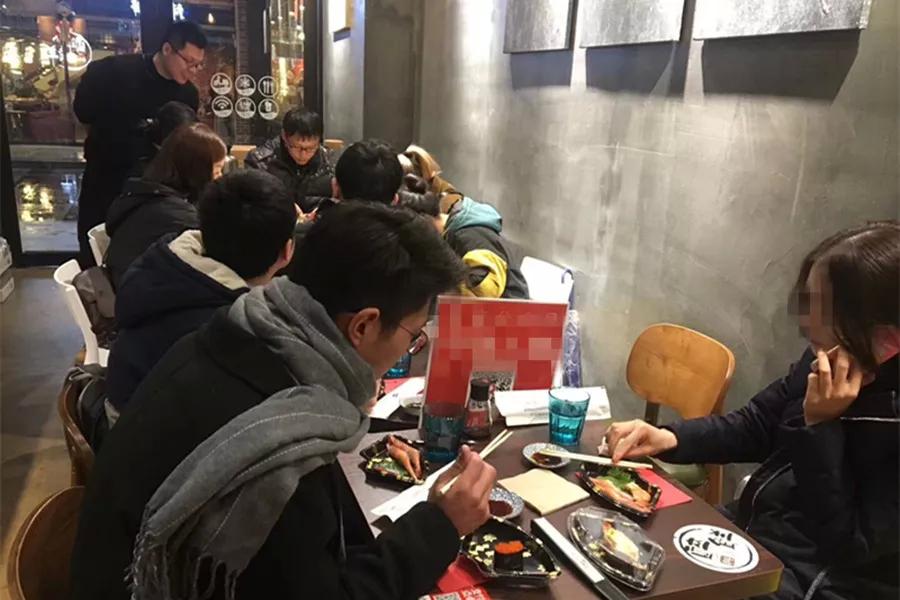 宁波小伙放弃7年国企铁饭碗,转行杀鱼,现在怎么样了?