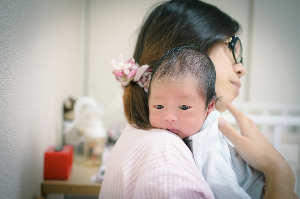 应对婴儿吐奶溢奶全攻略，看完就不再害怕了