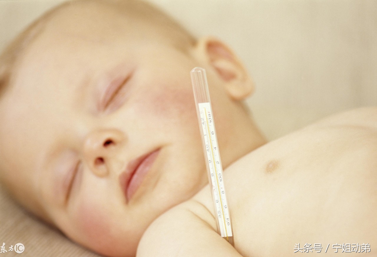 宝宝发烧38.2度睡觉老吓醒,宝宝高烧39度家人反应
