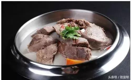 他的羊场是农业部认定的无公害畜产品生产基地，一年收益300万！