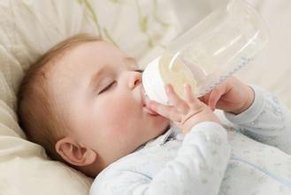 宝宝不爱喝奶粉怎么办一喝就哭,宝宝不喝奶粉妈妈崩溃