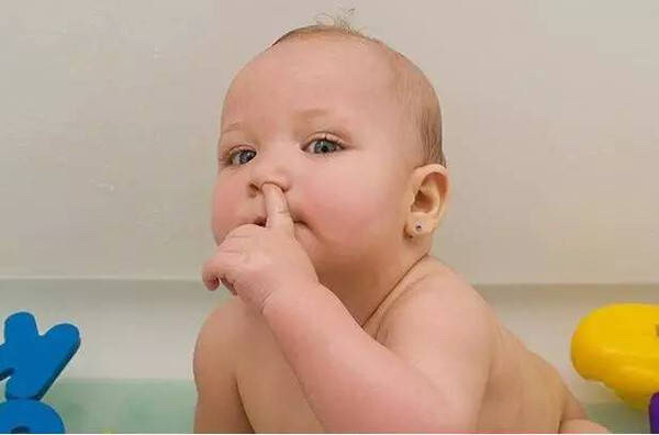 给宝宝洗澡时，这些部位不要过度清洗，不然可能会伤害到宝宝