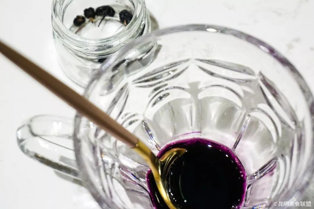 在我家昆明楼下吃碗星空燕窝，10分钟被搭讪了30次！