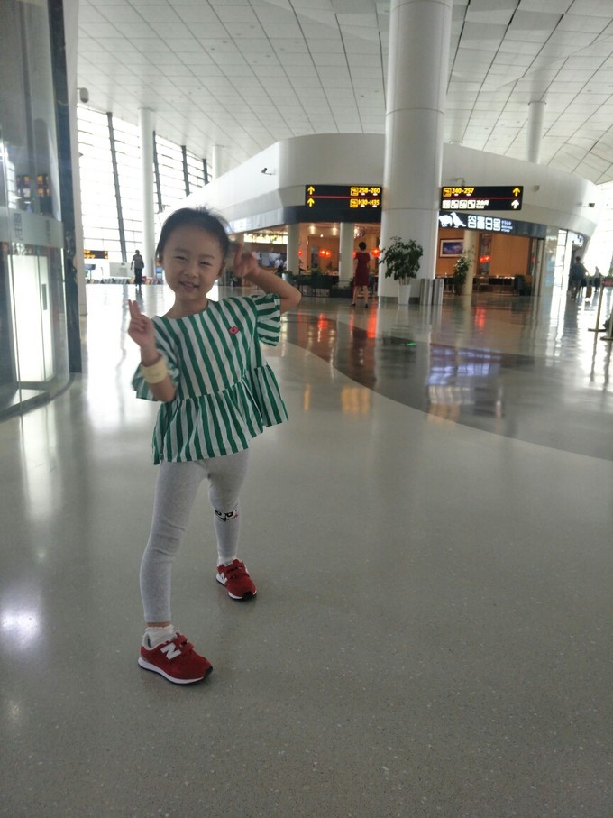 一家老小都去旅游啦,一家老小去游玩