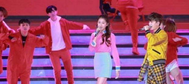 关晓彤走红毯秀好身材,关晓彤北京台春晚粉色裙子视频