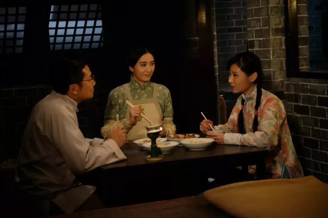 她在《平安谷》竟险被兽父*躏蹂**？曾因甜美笑容成为“仙气女神”