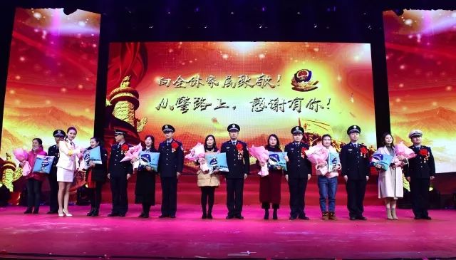 警察震撼人心的表演节目,慰问演出感动