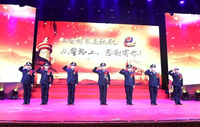 警察震撼人心的表演节目,慰问演出感动