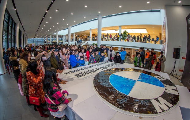 能吃的宝马博物馆2.6米宝马logo蛋糕申请吉尼斯记录