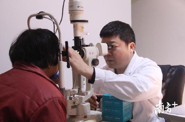 老家下雪,东莞一女子回家探亲患上雪盲症