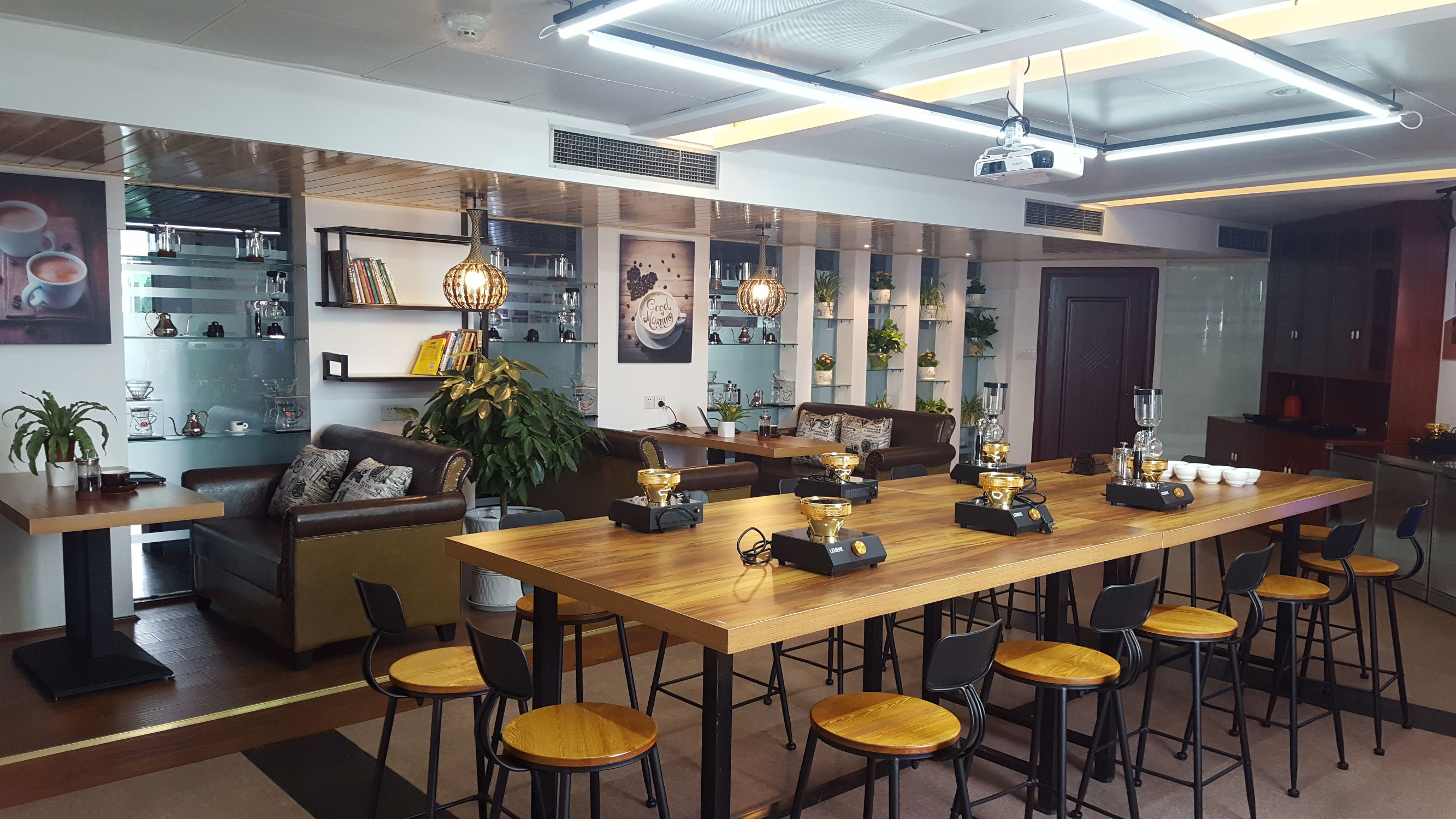 布洛西点咖啡学院专业老师分析行业前景：优秀咖啡师月薪过万