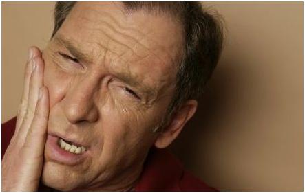 冬季上火嗓子干喝什么好,口苦口干喉咙痛哪里上火了食疗