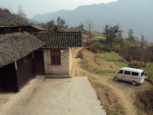 少填些表格，多跑点土路