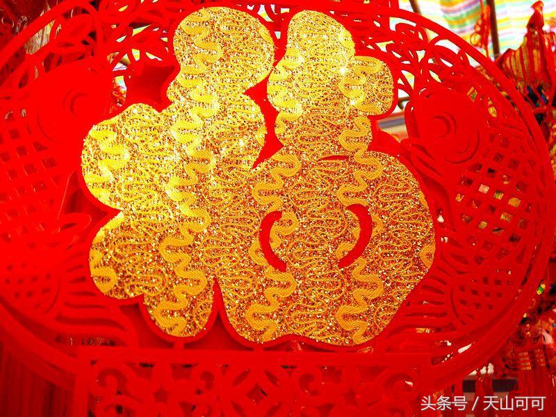 贴对联挂起红红火火的灯笼,红红火火过大年大红灯笼高高挂