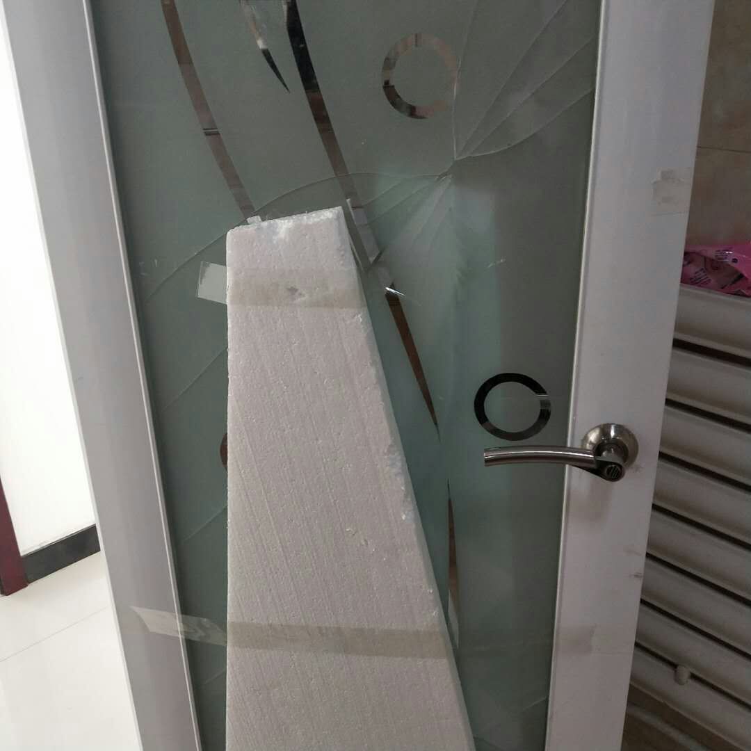 石家庄一小区玻璃被砸碎,玻璃房被垃圾砸
