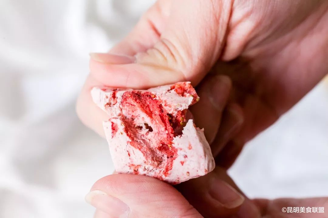 猎奇！昆明街边甜品店，居然每天200美少女拥挤这里生吃多肉