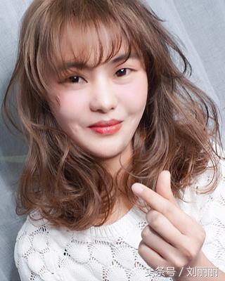 适合大脸盘女生的短发型图片,适合大脸的盘头发型女最新