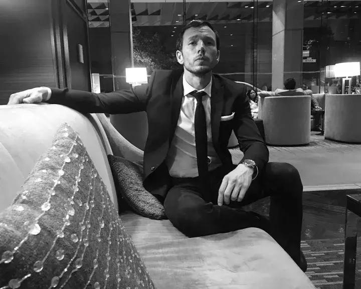 他把12个前女友都做成了高跟鞋？到底是真的假的