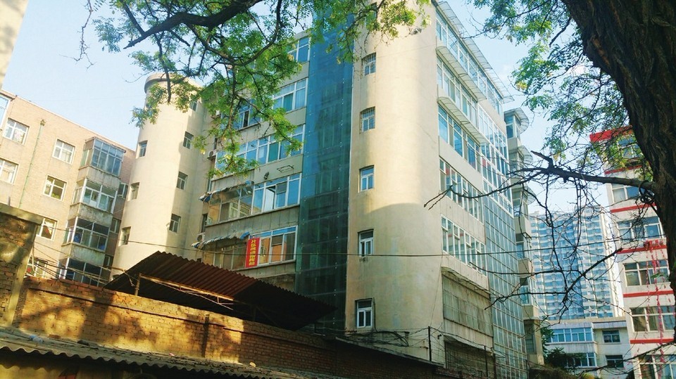 什么样的老旧楼房可装电梯,高层楼房一般什么时候装电梯