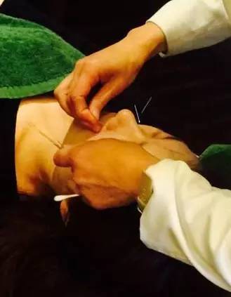 热吻30分钟竟然可以美容强身抗过敏,还能治鼻炎憋说话,快吻我!