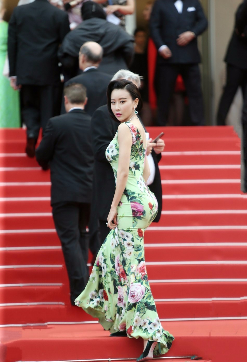 戛纳红毯|照这个趋势,村口剃头王大爷都可以出征戛纳了!