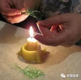手工塑料玫瑰花制作过程,用塑料彩带做玫瑰花