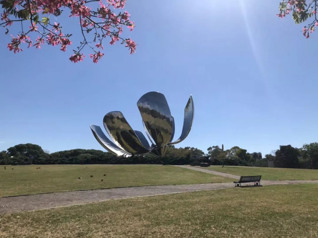 经常去旅行的人钱从哪来,去旅游的钱从哪里来的