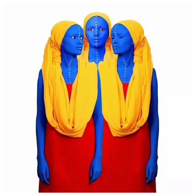 这些令人触目惊心的色彩背后,隐喻着一个国度屈辱的历史