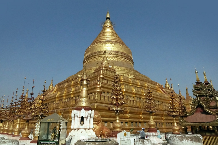 万千佛塔卧夕烟，十里浮屠一望间