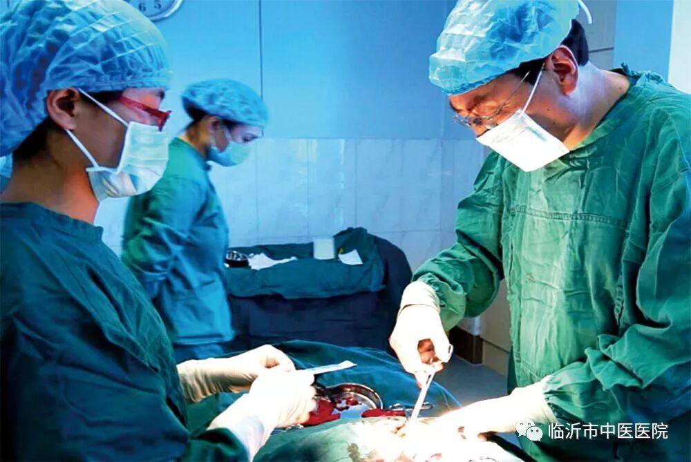 肛肠科病房走廊,病房爆满一床难求