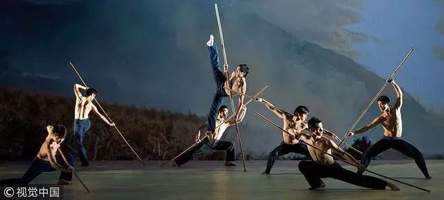 YT现场｜与三吨黏土共舞？艺术家如何让剧院变身作品的舞台