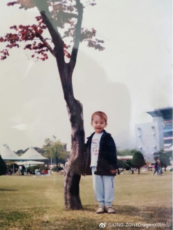 「神探苍扒瓜」LCK榜首KZ战队晒出小花生童年萌照，粉丝：吃可爱长大的吧？