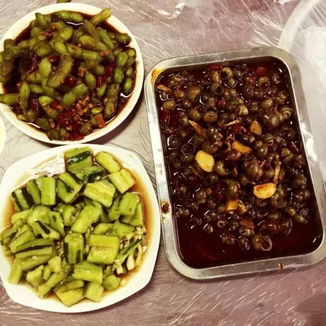 武汉一女学生拿着10块钱去买好吃的，竟然被。。。