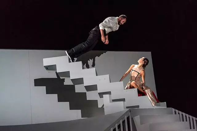 YT现场｜与三吨黏土共舞？艺术家如何让剧院变身作品的舞台