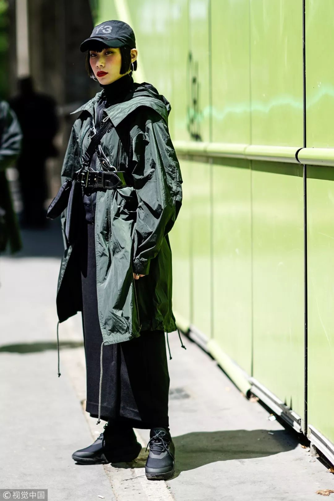 迪丽热巴宋茜西装look,热巴穿搭日常黑色棒球帽